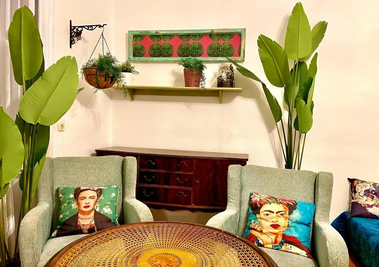 Arty Studio Flat At City Center location